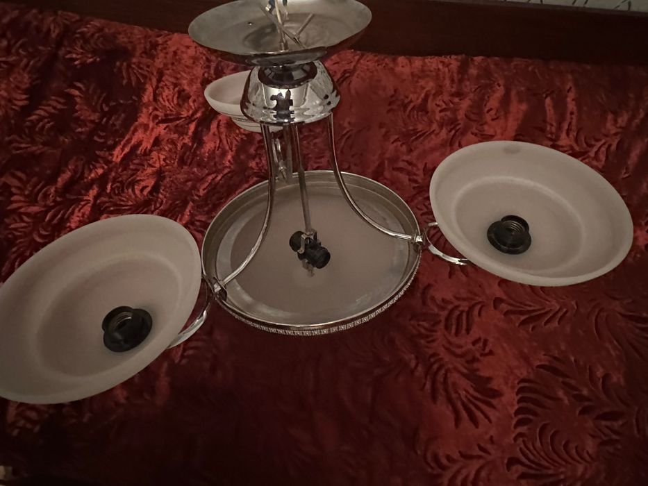 Стильная хромированная люстра (3 рожка, матовое стекло)