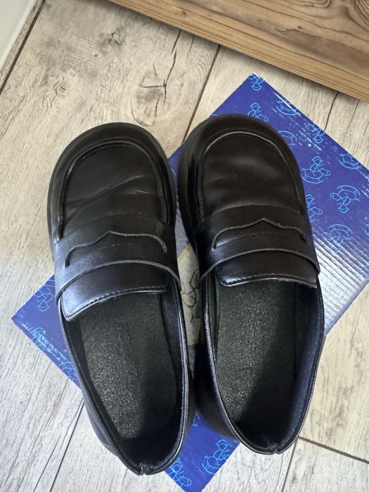 Продам туфли,мокасины для школы 32 размер