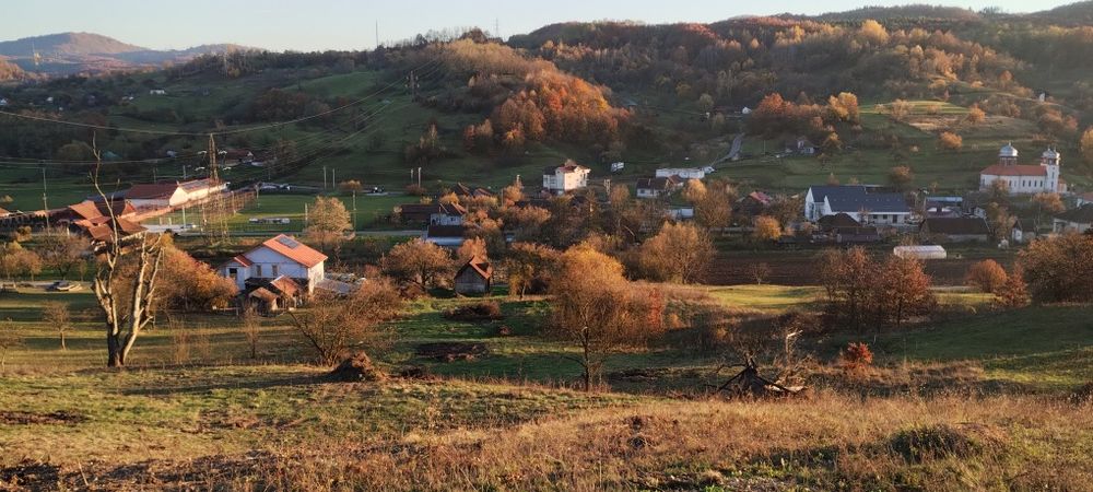 Vand 2 parcele de teren intravilan.