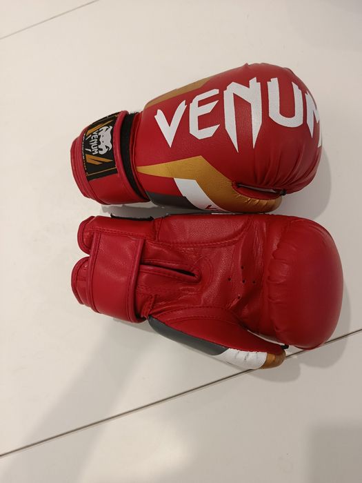 Продам боксерские перчатки Venum
