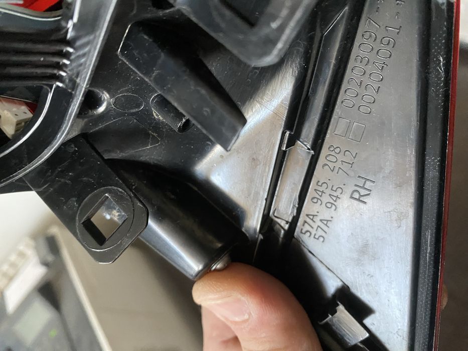 Stop dreapta bec si led pe aripa Skoda Karoq generatia 1
