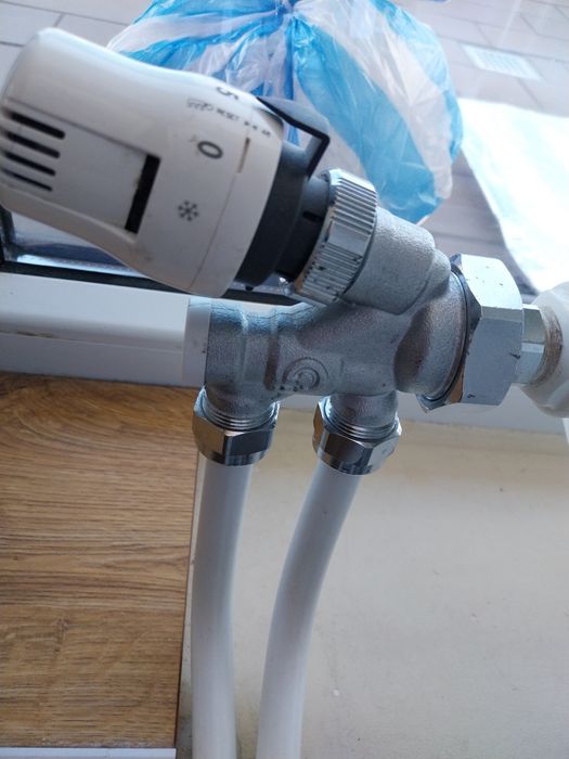 Кран с термоглава CALEFFI 4 броя, долно подаване и връщане.