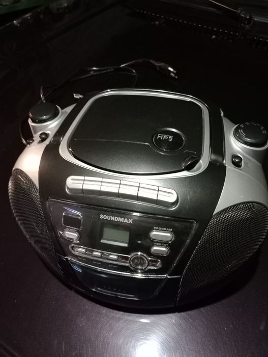 Продам магнитолу Soundmax