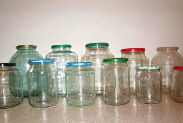 Стеклянные банки с крышками.