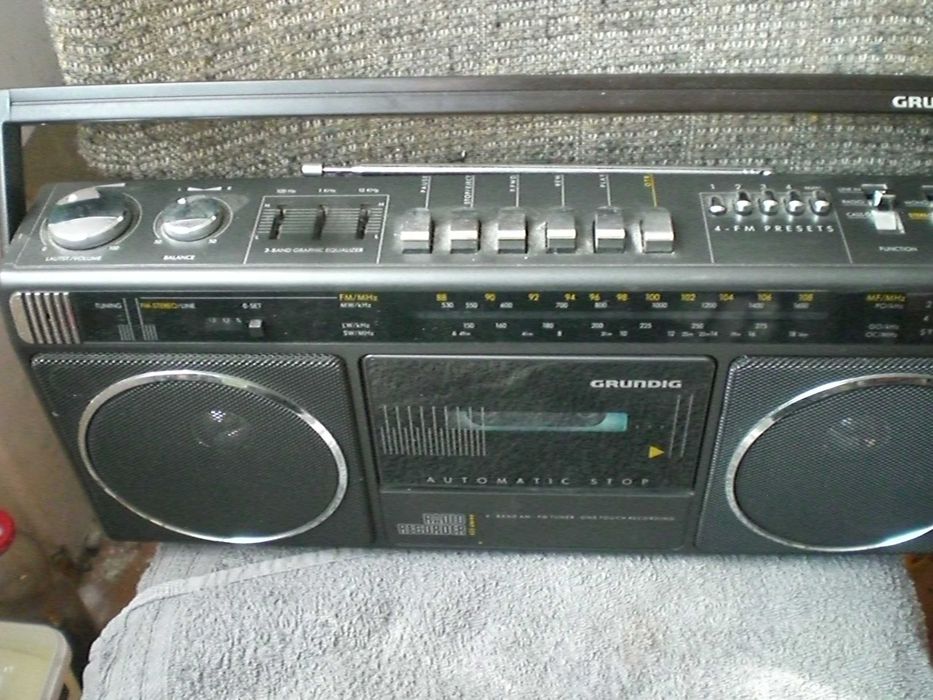 Касетофон GRUNDIG  работи радио и касетофон