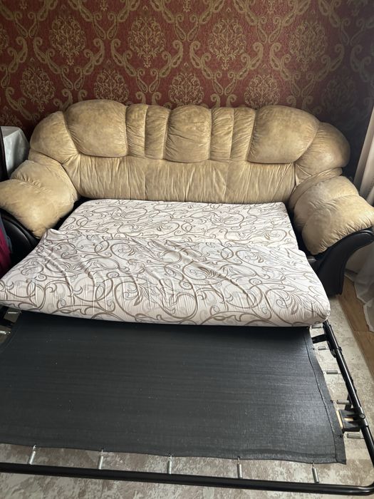 Продам диван с двумя креслами