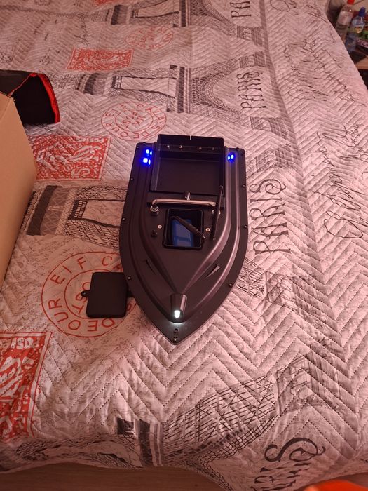 Лодка за захранка с GPS.