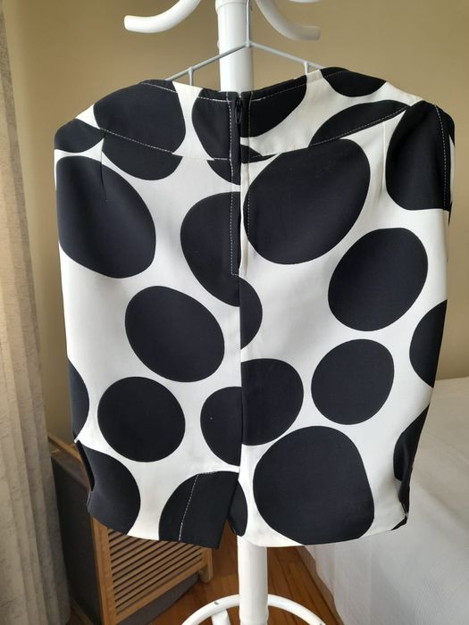 Fustă scurtă cu buline mari negre