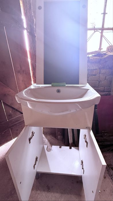 Chiuveta micuță cu dulapior, oglinda si etajera