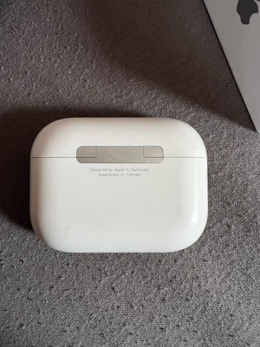 Продавам безупречни airpods 3 pro само дясната слушалка работи