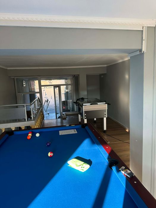 Билярдна маса в отлично състояние + бонус резервни топки