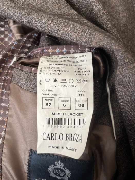 Пиджак коричневый.