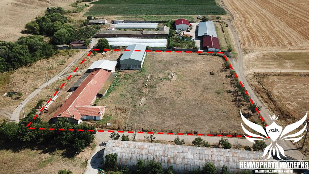 Продавам обор, краварник, склад 8110кв.м. и земя 580кв. с.Дълбок Извор