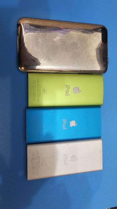 Vand 4 ipod 3 sunt functionale