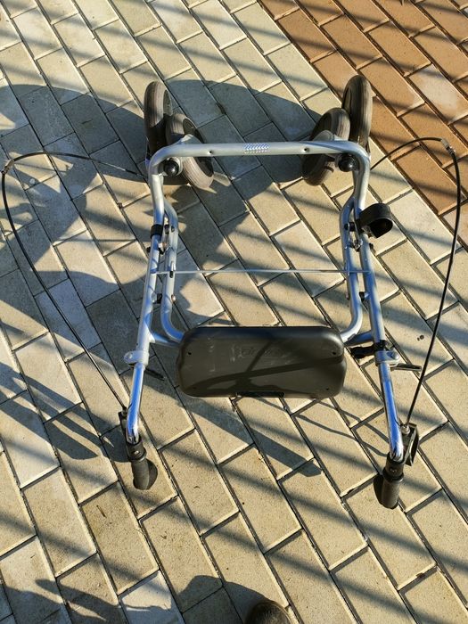 Vând rolator / cadru de mers cu 4 roți, potrivit pentru persoane în vâ