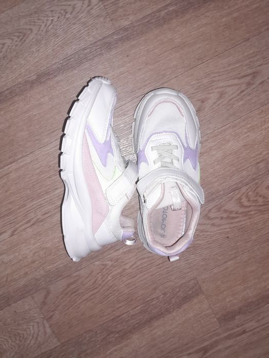 Кроссовки стильные