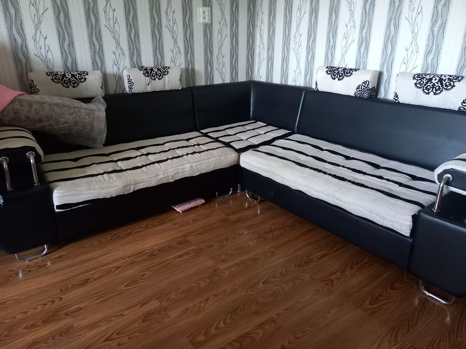 Мягкая мебель уголок и 6 пуфиков