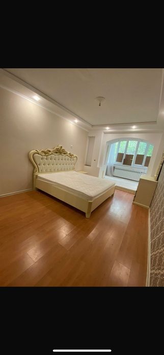 Сдам 4 комн кв в центре 200000