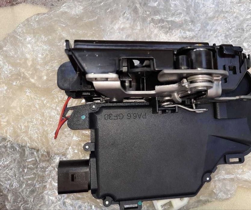 Incuietoare usa  spate VW Golf Passat ,Skoda Octavia