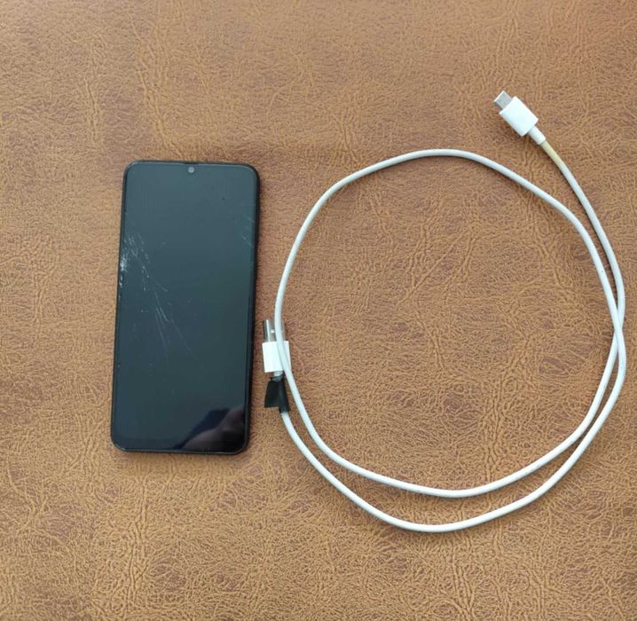 Работещ Samsung M21 със счупен дисплей