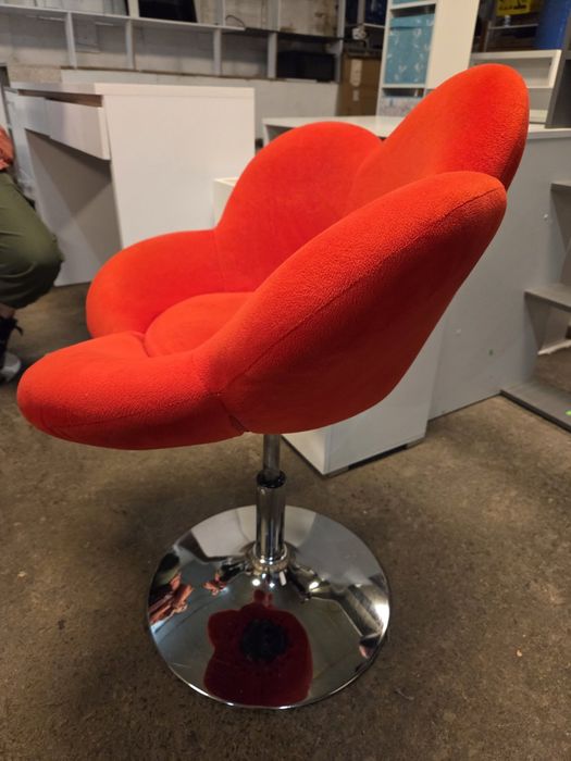 Бутикова табуретка във формата на цвете