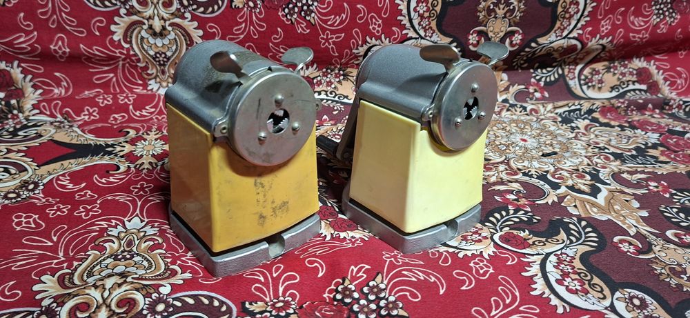 Канстовары, калькуляторы, точилки [СССР],этажерка для бумаг.