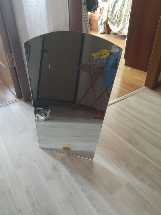 Зеркало в деревян оправе