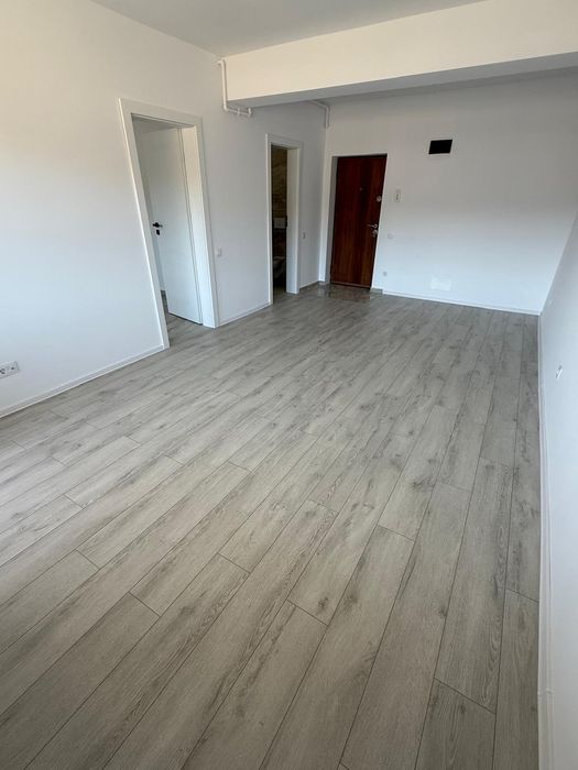 Vând garsonieră cu parcare inclusa