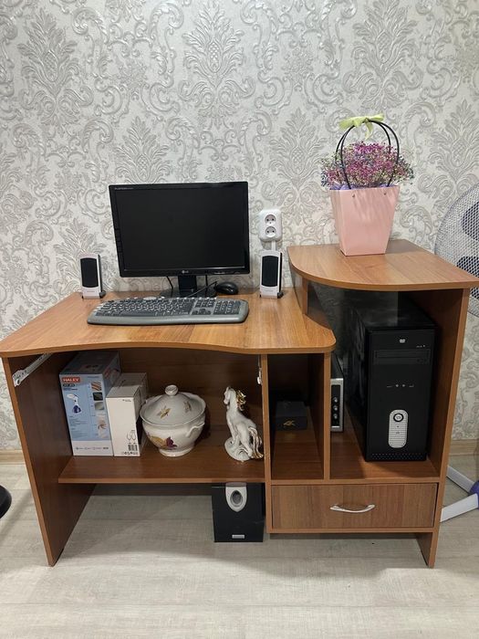 Стол с компьютером