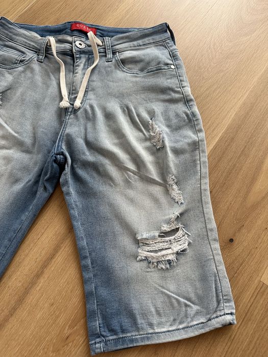 Vand pantaloni scurti Guess, marimea M
