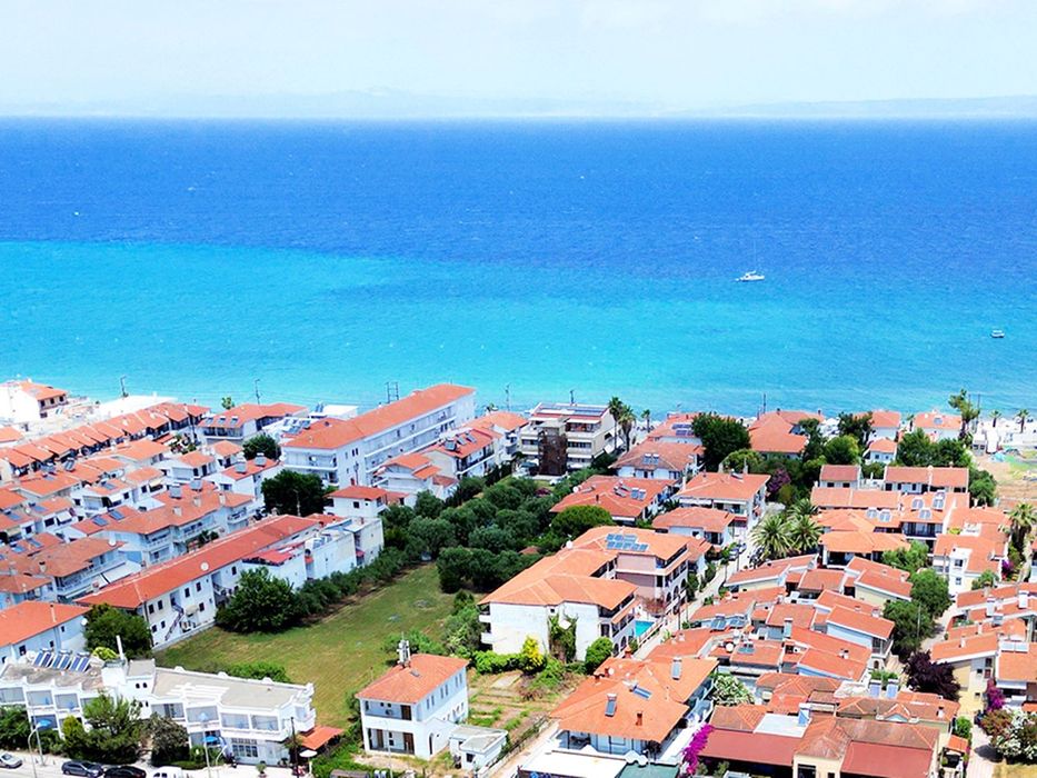 Редови къщи на първа линия за продажба в Пефкохори, Халкидики