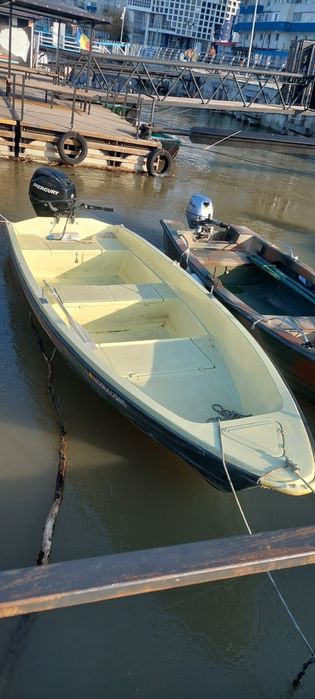 Vand Romcraft 500 cu motor miercury 30cp