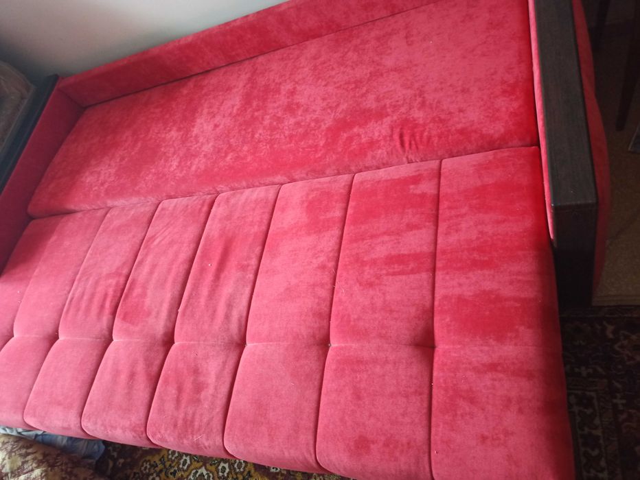 Красный диван с ящиком для белья
