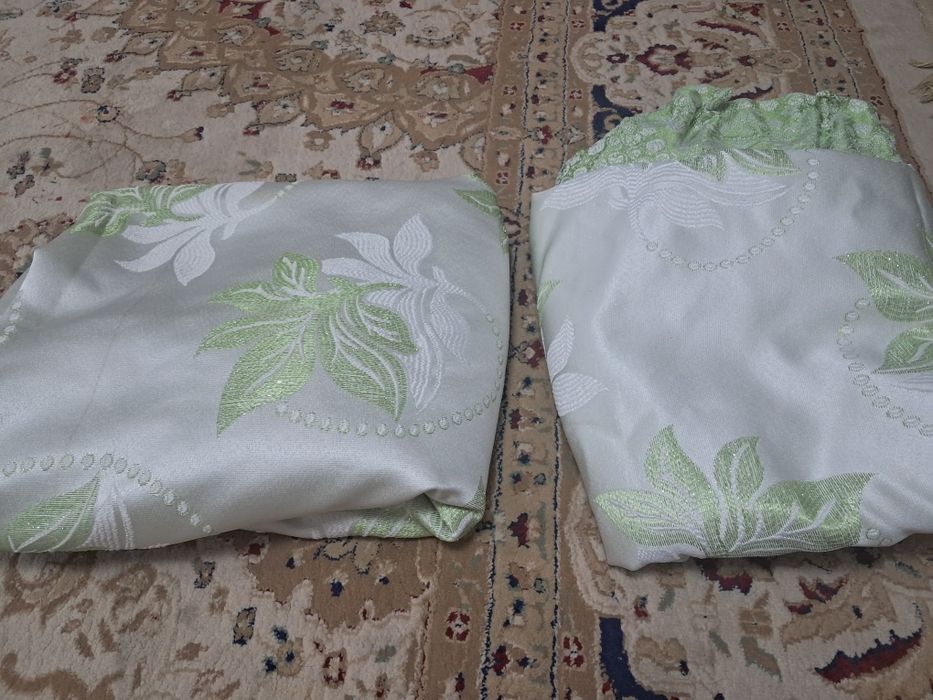 Шторы две штуки зеленовато блестящие.