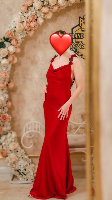 Rochie rosie cu detalii florale