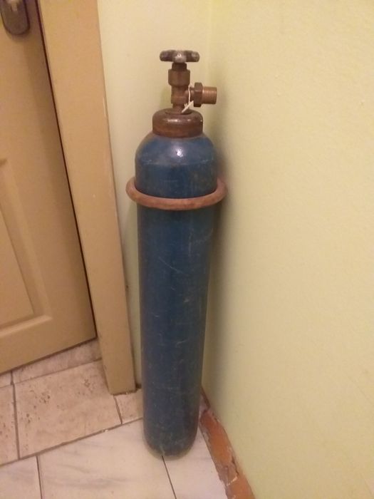 Маленький кислородный баллон.