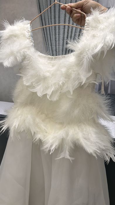 Белое платье с перьями