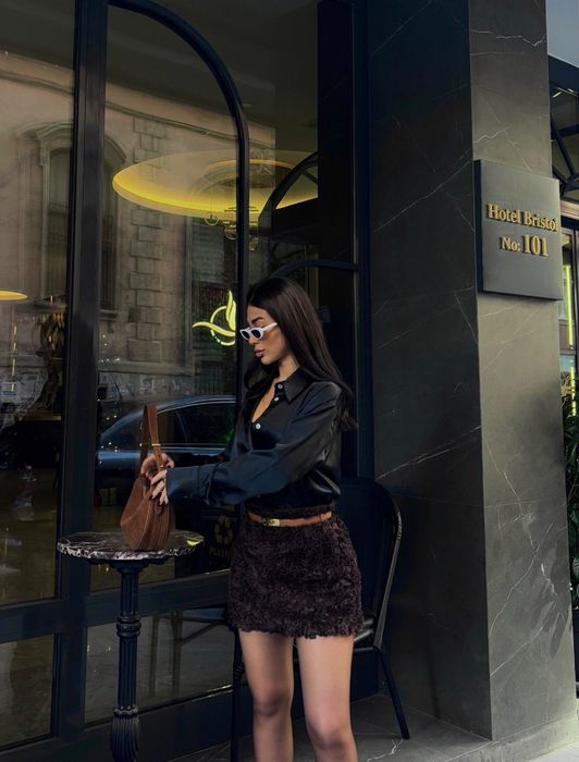 Изчистена сатенена риза налична в размер  S/M/L/XL