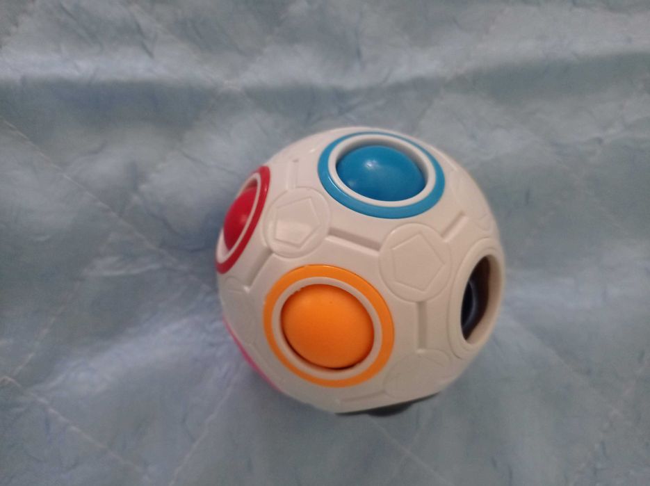 Играчки: топка, тиква, извънземно, пумпал, макетни колички