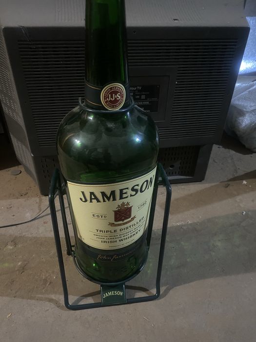 Бутылка на подставке в бар.