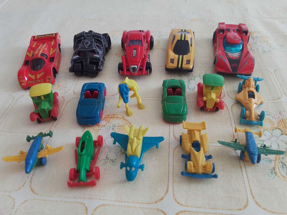 Игрушки киндер, машинки