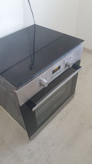 Электроплита с духовкой "Electrolux"