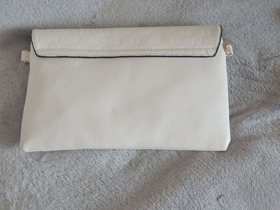 Бяла клъч чанта еко кожа нова