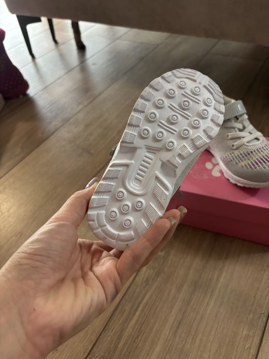 Новые детские кроссовки