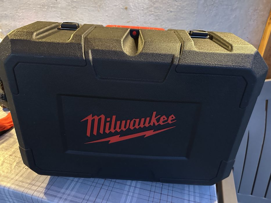 Fieastrau circular MILWAUKEE -nou