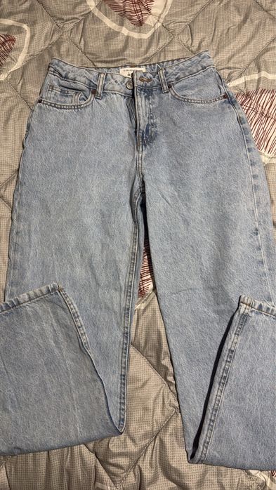 Различни чифтове дънки(всички отговарят на 34 размер)