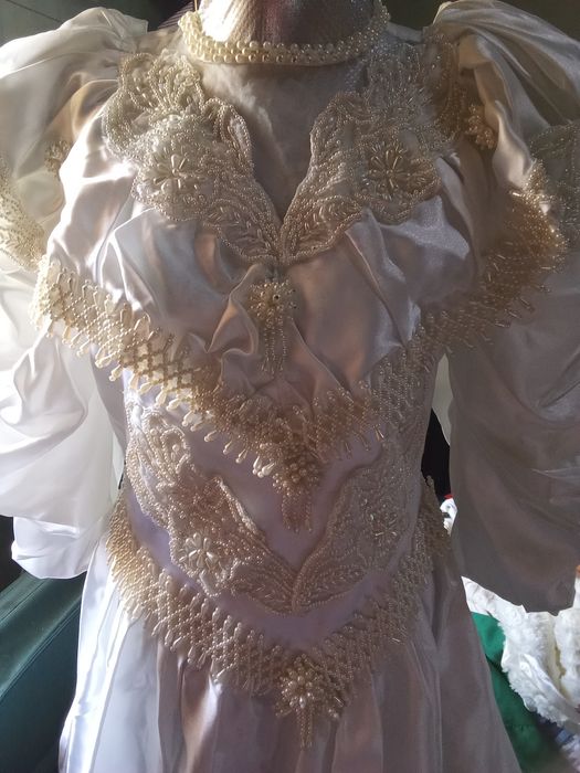 Белое нарядное свадебное платье ручной работы