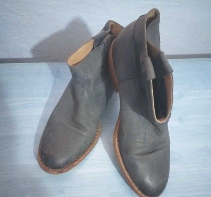 Ghete din piele naturală, gen ciocate, mărimea 38