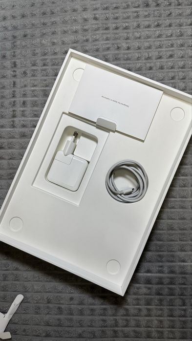 Продам Apple MacBook Air