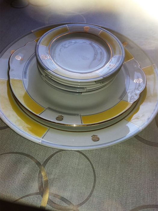 Столовый набор тарелок из фарфора